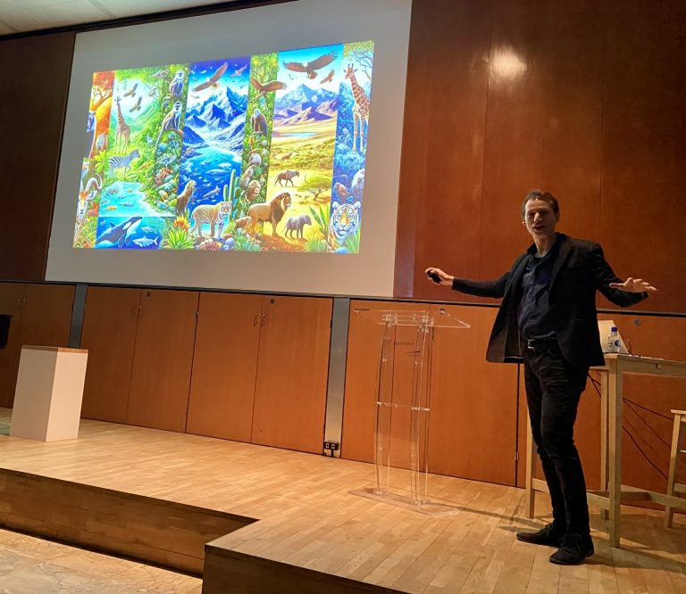 Atomi che guardano l’infinito