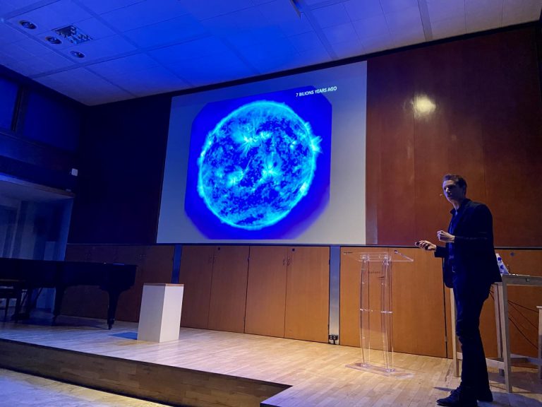 Atomi che guardano l’infinito