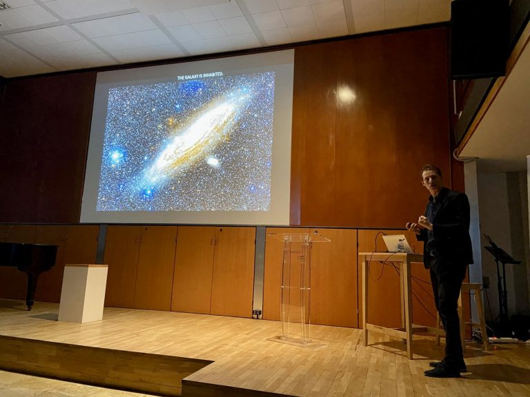 Atomi che guardano l’infinito