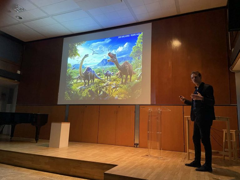 Atomi che guardano l’infinito