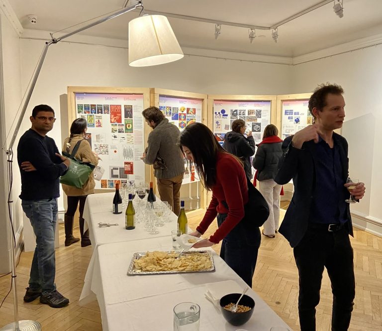 Atomi che guardano l’infinito