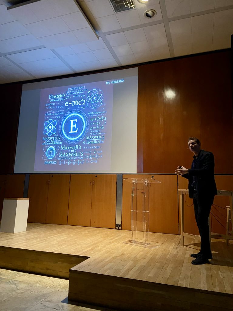 Atomi che guardano l’infinito